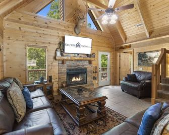 Real Log Cabin-Hottub, Loft, Near Big Cedar, Dog Friendly, Free Daily Attractions Tickets! - Ridgedale - Living room