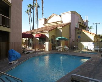 Country Inn Ontario - Ontario - Pool