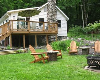 Cozy Home on 58 Private Acres with Two Brooks - Livingston Manor - Patio