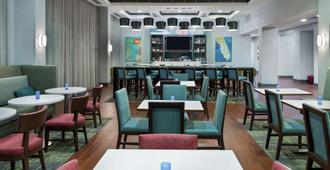 Hampton Inn & Suites Orlando Airport @ Gateway Village - אורלנדו - מסעדה