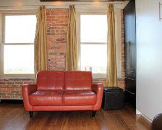 Literally the heart of Missoula. Amazing views of the River and Caras Park. - Missoula - Living room