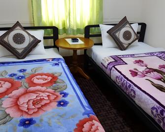 Tha Ha Zar Ta Hotel - Pyin Oo Lwin - Bedroom