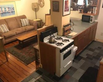 Charming 2-Bedroom Condo - Newport - Kitchen
