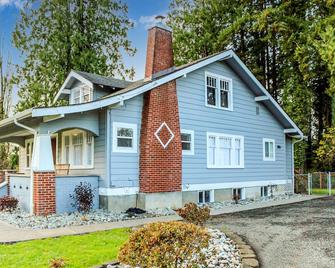 Newly Remodeled Craftsman On 1 Acre! Come Relax And Enjoy Some Small Town Living - Montesano - Edificio