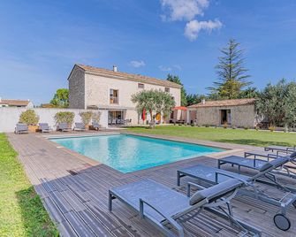 Magnificent renovated Mas de 285m2 250m from the town center! - Pernes-les-Fontaines - Zwembad