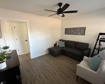 Recharge & Renew Retreat in Louisburg, NC - Louisburg - Living room