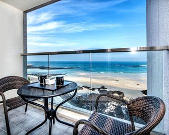 Aimi Jeju Beach Hotel Hamdeok W - Jeju City - Balcony