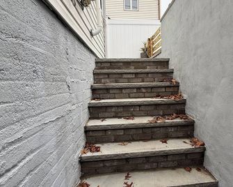 Marvelous basement apartment with WiFi in Elmont - Elmont - Stairs