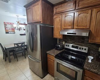 Fabulous Entire Home 3 Rm / 2 Ba - Brownsville - Küche