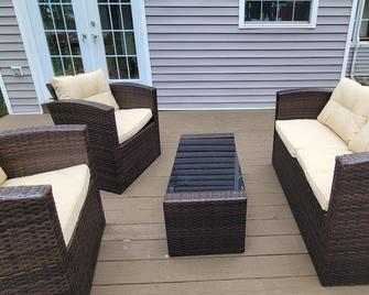 3400 SQ FT House minutes from SLU able to sleep 12 guests - Canton - Balcony