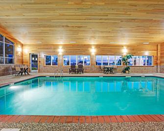 Super 8 by Wyndham Rogers Minnesota - Rogers - Piscina