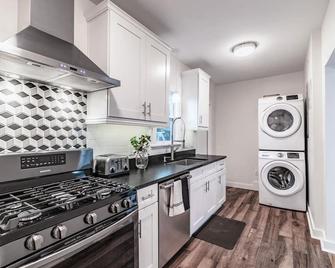 Designer Sun Filled Condo - Walk to Town - St. Petersburg - Kitchen