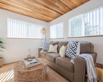 Beach Chic Oasis Home, walk to the beaches, restaurants, ocean views & more - Moss Beach - Living room