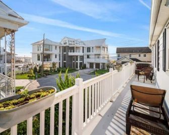 Secluded Beach Block Cul-de-Sac Midcentury Gem 2 Houses from Beach! - Margate City - Balcony