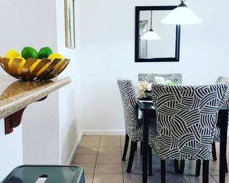 Second Unit 2bd 2ba Newer Duplex - Stockton - Dining room
