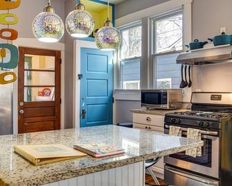 Retro-Inspired Indy Home Walk to Fountain Square! - Indianapolis - Kitchen