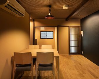 Kanade Inarisandomae - קיוטו - חדר אוכל