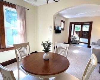 Charming 2-bedroom house in tranquil Plymouth neighborhood - Plymouth - Dining room