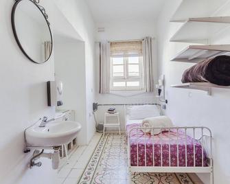 Granny's Inn Hostel - סליאמה - חדר שינה