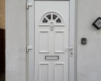 Near Heathrow - Studio - Wifi - Parking - Sleeps 3 - Uxbridge