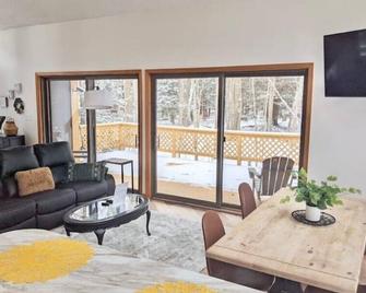 Modern Poconos House, 3br 2ba, Hot Tub, Private\n - Drums - Sala de estar