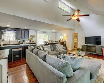 Pet-Friendly Lake Sinclair Home With Boa - Eatonton - Living room