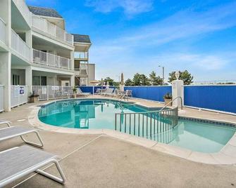 Nicely appointed two bedroom air conditioned Merrimac Condominium offering beachblock location - Avalon - Basen