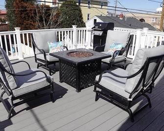 3 BR/ 3 BA /Modern/Walk to beach/town/ Priv Terr - Ocean City - Balcony