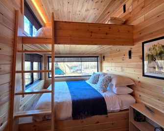 Modern Eco-Pod Retreat in Pennsylvania Forest in a Tiny Cabin with Scenic Views - Quakertown