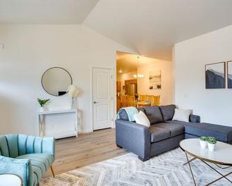 Sleek Montrose Home w/ Patio & Yard 2 Mi to Town - Montrose - Living room