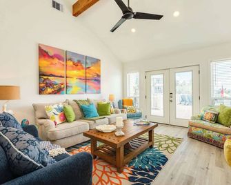 Absolutely Stunning Waterfront, Near Beach! - Galveston - Living room