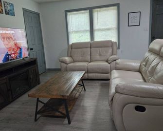 Pet friendly home & yard with pond, near golf - Crossville - Obývací pokoj