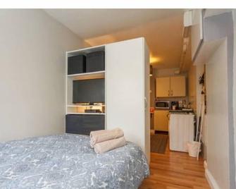 Shirley Apartments, Cozy Studio, Self Check in, 10 min Drive to City Centre, Walking to Redbridge Train Station - Southampton - Bedroom