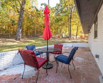 Rustic 3BR Home in a Natural Cartersville Getaway - Cartersville - Patio