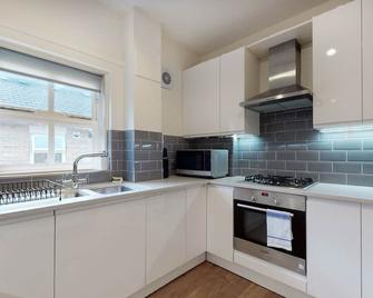 Lovely 2-Bedroom Flat With Parking Near - London - Kitchen