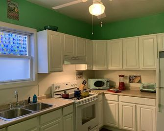 Manor and Mutts #1 - Beach Front, Pet Friendly, High Speed WiFi, Private - Norfolk - Cocina