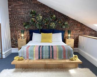 Market Street Loft in Historic Downtown Portsmouth - Portsmouth - Bedroom