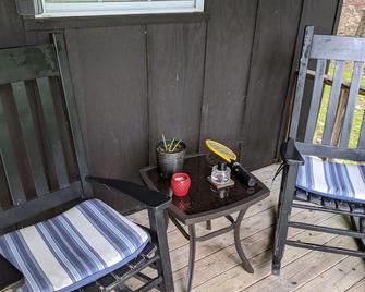 Ocoee Campin' - Cabins & Tent Camping near the Ocoee River/Mountain Foothills - Benton - Patio