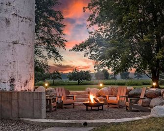 The Kinni Cottage - Abide Riverfront Farmstay - River Falls - Terasa