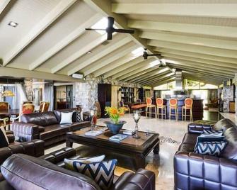 Trinity Beach Palace Luxury Estate by Belle Escapes - Trinity Beach - Living room