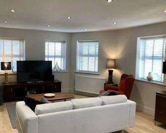 Entire Stylish Garden Apartment 2 double ensuite bedrooms sleeps 4 Pet friendly - Wisbech - Living room