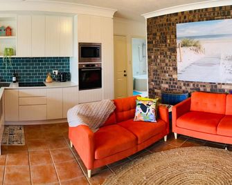 100 m from a secluded beach - 말루아 베이 - 거실