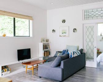 Charming, family friendly Cottage 3 minute walk to the beach. - Roberts Creek - Sala de estar