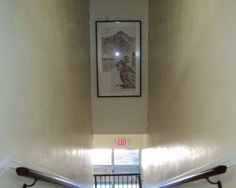 Travelers Bed & Breakfast Hostel - לאס וגאס - מדרגות