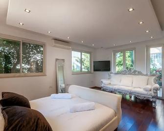 Luxurious Villa With Great Location - Herzliya - Ložnice