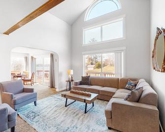 Chill Side Lake House - Otis - Sala de estar