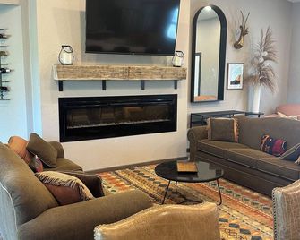 Escape to Little Oak Farm, a peaceful retreat in Fall River, KS. - Fall River - Living room