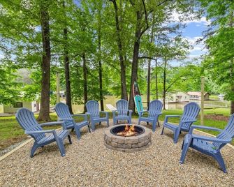 Rustic Country Lakefront Retreat with Fire Pit - Roxboro - Terasa