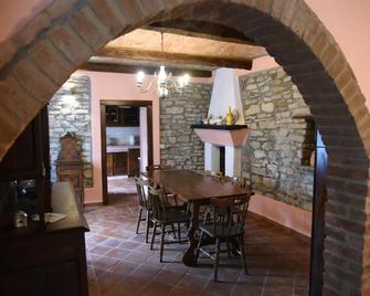 Il borgo - Castel Boglione - Eetruimte