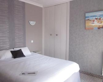 Hotel La Chaumière - Saint-Jean-de-Monts - Bedroom
